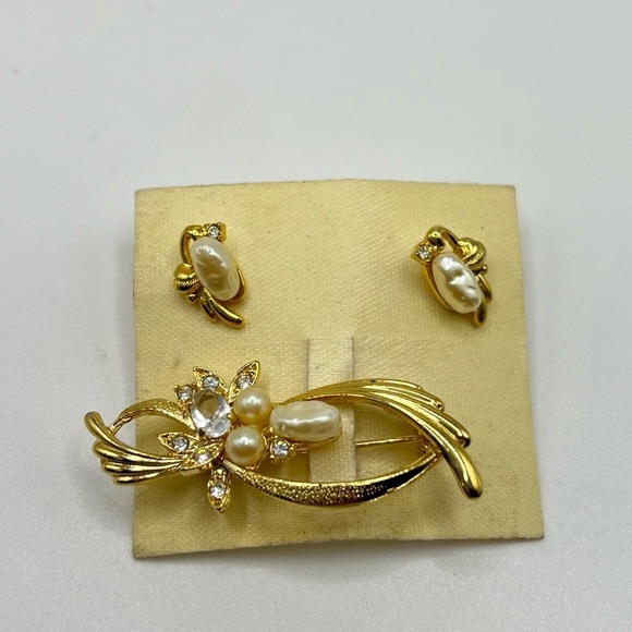 Jewelry - ✨ Vintage-Style Gold Plated Pearl & Crystal Brooch w/ Matching Earrings